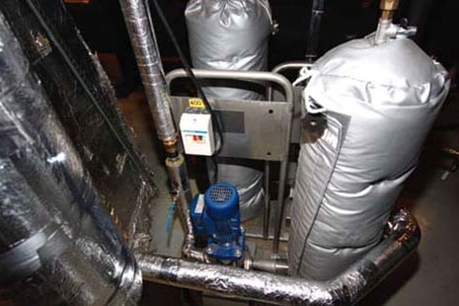 Katalysatoren som renser vannet er godt isolert for at ikke varme- eller kuldeenergi skal gå tapt.Gjennomført energibevissthet med andre ord.