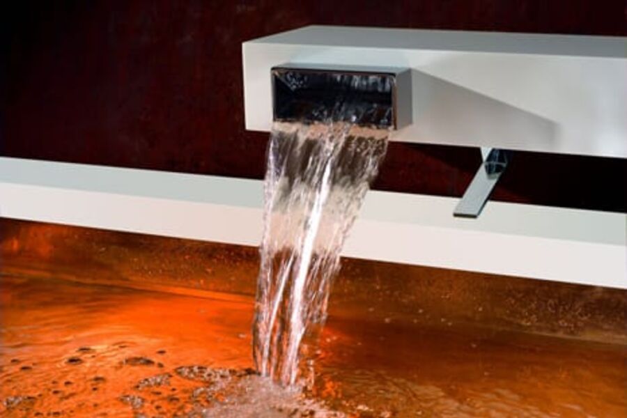 Med feste til trestenderverket gir Drybox, her med armaturkropp for innbygning allerede montert, gir beskyttelse av treverket mot lekkasjer.