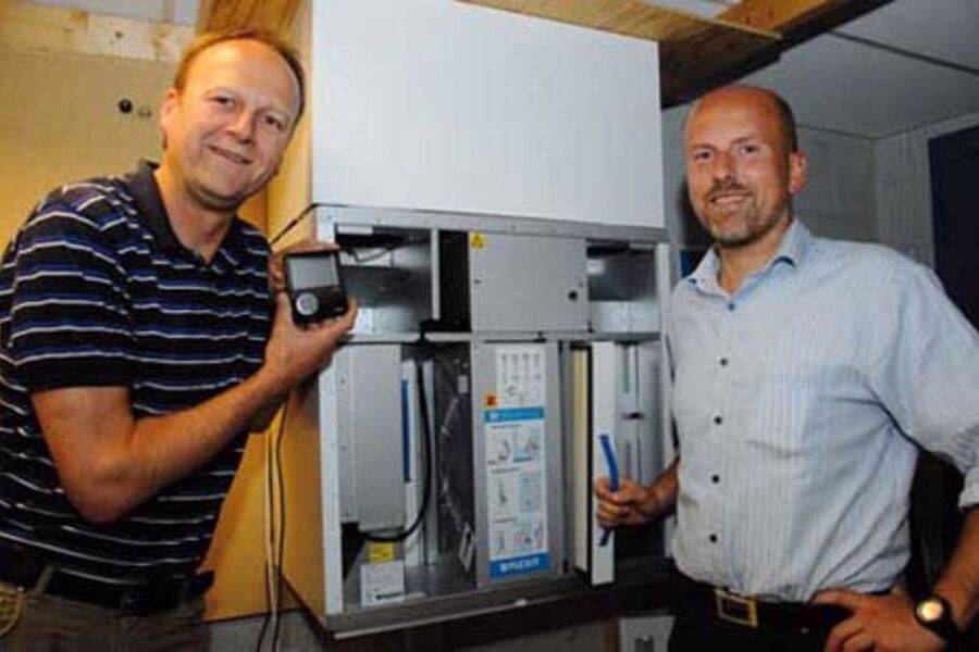 Markedssjef Jon Dehli og forretningsutvikler Knut Skogstad i Flexit foran Flexits nye UNI3.