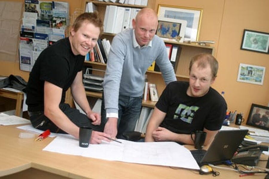 Avdelingssjef Andreas Torpen, prosjekteringsleder Anders Thime,,og prosjekteringsledertrainee Jon Erik Abrahamsen i aktiv prosjektering. Nå søker de unge og kreative tekniske tegnere til avdelingen.Foto: Per-Kr. Aasen, Glomma Media AS