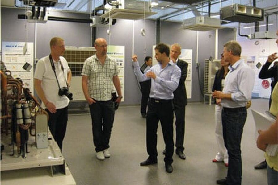 Her fra et av undervisningsrommene i det nye opplæringssenteret. I Norge er det Bauer Energi som er eneforhandler av LG. De er allerede godt i gang med utdanningen av sine installatører.