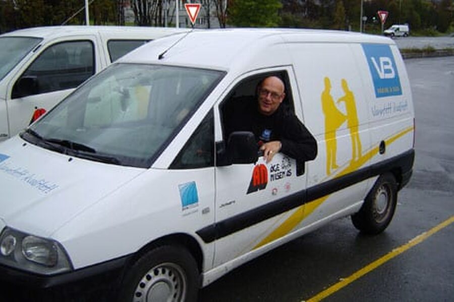 Alfred Dalselv i Tromsø-bedriften Åge Nilsen Butikk AS er lei av hobbyhåndverkere og viser på TV 3 hvordan et nytt bad skal bygges, etter våtromsnormen.