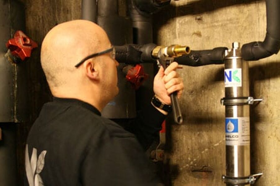 Ved montering av filter reduserer man partikkelinnholdet i vannet som vil forhindre bl.a korrosjon i anlegget. Filteret må monteres delstrøms over pumpens leveringsside og sugeside, gjerne med en mengdejustering.