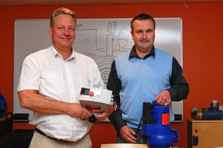 Niels Width og Morten Merli satser friskt, her fotografert med henholdsvis en sirkulasjonspumpe og kloakkpumpe.