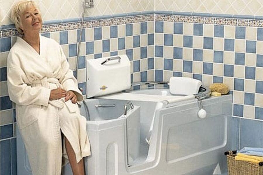 Her har vi et praktisk badekar som er myntet på de litt eldre.