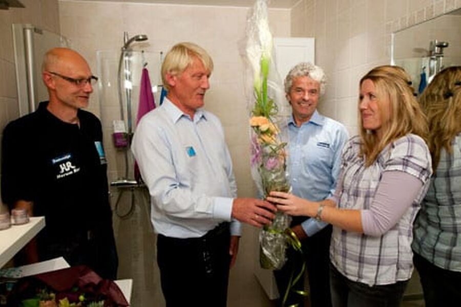 Her har vi de involverte rundt overleveringen av BVN-badet 2010: Fra venstre, Prosjektleder Bjørn Larsen i Hurum Rør AS, daglig leder i Bademiljø AS, Geir Sundbye og daglig leder i Fagrådet for våtrom (FFV) Lars Gulbrandsen og helt til høyre har vi den lykkelige innhaveren av det nye badet. (Foto: Bademiljø AS)