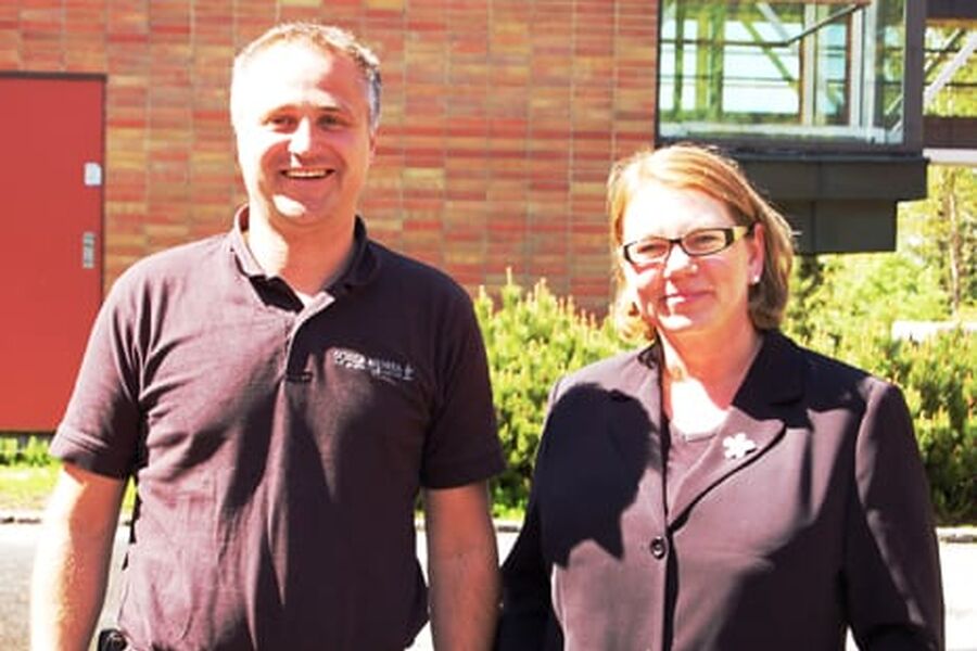 Hotelldirektør Marie Wærstad (t.h) og driftssjef Joachim Holen (t.v) ved Soria Moria Hotel og konferansesenter. - Det gir oss stor verdi å ha funnet en løsning som passer vårt hotell. Vi føler en trygghet ved å bruke NorKjemi for å sikre driften og ikke minst tryggheten for våre gjester. I tillegg reduserer løsningen arbeidsmengden for vår driftssjef som gir både besparelser av tid og kostnader, sier Wærstad.