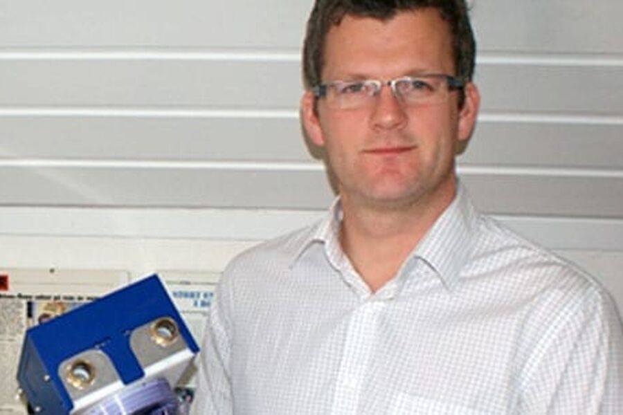 Salgsingeniør Geir Teksten fra firma TermoRens AS i Skien med den nye Anodix Mini som nå er i salg.