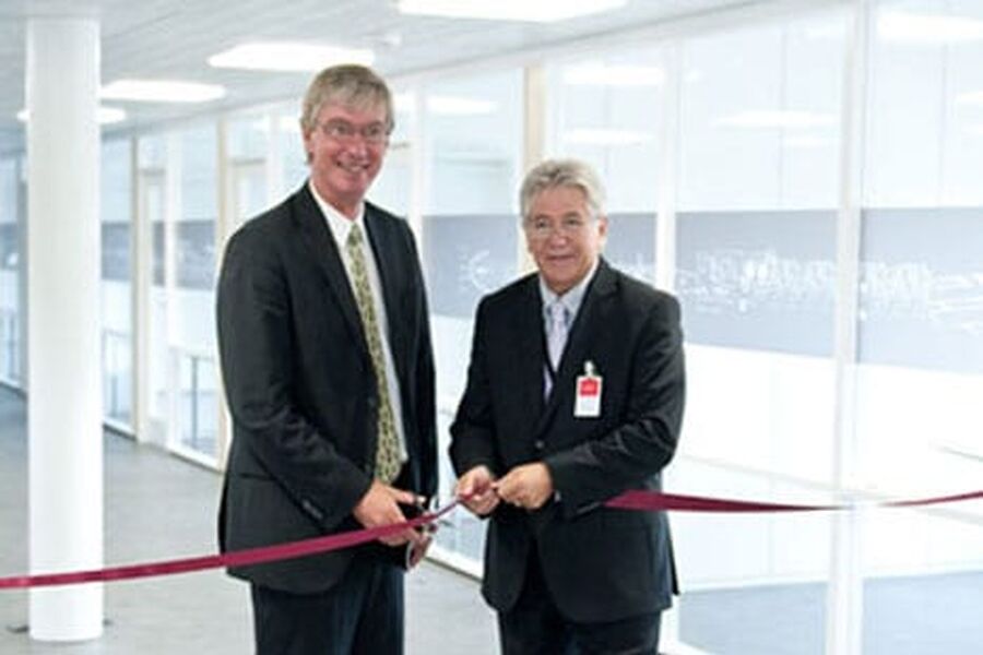 Snorklipping: Administrerende direktør Paul Narum (FFI) og administrerende direktør Frode Sjursen (Forsvarsbygg) erklærer FFIs nybygg for åpnet. (Foto: FFI).