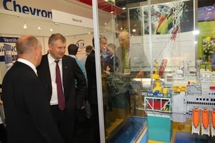 Olje- og energiministeren blir orientert av Ulf Rosenberg på standen til GDF ZUEZ. Foto; Regjeringen