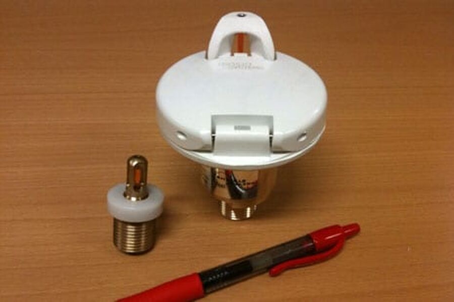 Ny generasjon dyse til venstre i bildene veier ca. 60 gram sammenlignet med første generasjon som veier over 500 gram. Ny dyse dekker 16 kvm mot 9 kvm for gammel med tilsvarende vanntrykk, 8,4  10 bar. Dysene er branntestet hos Sintef NBL.