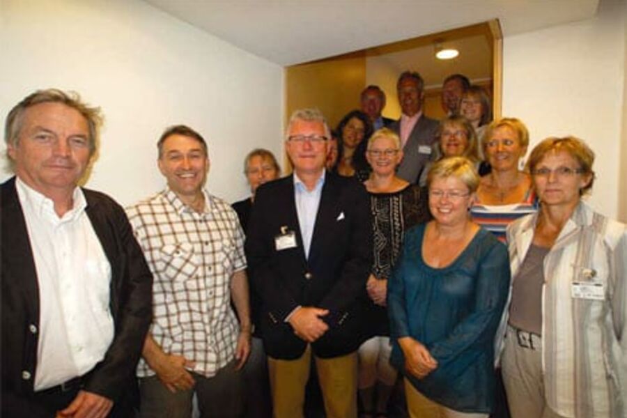 Arbeidsgruppen har bestått av: Eli Arnstad ? leder, Thor Olaf Askjer, Foreningen Næringseiendom, Rannveig Landet, Byggenæringens Landsforening, Turid Helle, ENOVA, Tore Strandskog, Norsk Teknologi, Odd Karl Steinsvik, egen arkitektpraksis, Magnus Helland, ByBo AS, Dag Arne Høystad, Norges Naturvernforbund, Ida Bryn, Erichsen & Horgen AS, Tor Helge Dokka, SINTEF Byggforsk, Brit Tove Welde, Husbanken, Brita Dagestad, Statens bygningstekniske etat, Inger Grethe England, Klima? og forurensningsdirektoratet, Guro Hauge, Lavenergiprogrammet, Tore Haugen, NTNU, Rune Tvedt, Kommunenes arbeidsgiver? og interesseorganisasjon