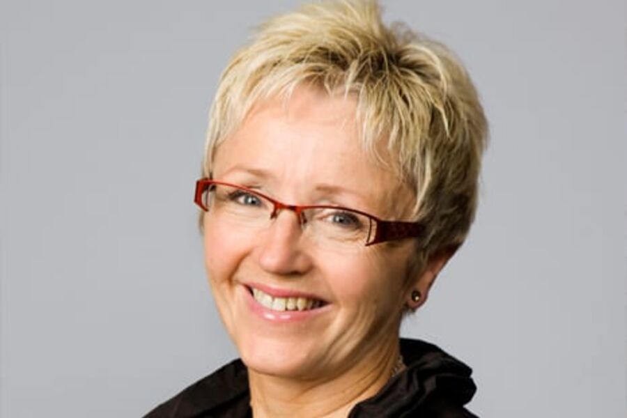 Kommunal- og regionminister Liv Signe Navarsete får i dag energieffektiviseringsrapporten fra Eli Arnstad og hennes medhjelpere.