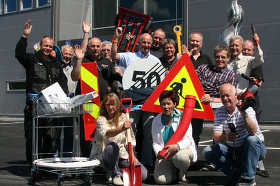 Velkommen til BDs nye servicesenter i Larvik! sier medarbeiderne i Norges nyeste og grønneste BD-anlegg.Fra venstre bak: Peter Lauritzen, Arne-Kjell Bergan, Bjørn Kvelle, Lasse Nyhus, Tom-Erik Kjoss, Geir Eidal, Kåre Johansen, Erik Wickstrøm, Roar Tidemansen, Jan-Martin Andersen, Hans-Kristian Heian. Foran fra venstre: Anne-Katrine Monsen, Hege Seim og Svein Mørkved.