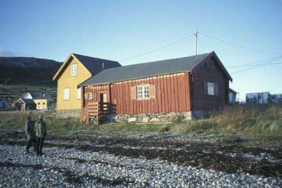 Kirkestua (Kvitnesstua) i Karlsøy er en av mange bygninger Riksantikvaren har fredet. Foto: Ingrid Djupedal, Riksantikvaren.