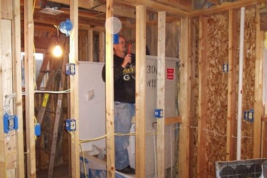 For få nye boliger vil holde boligprisene oppe, mener Trygve Hegnar i Finansavisen.