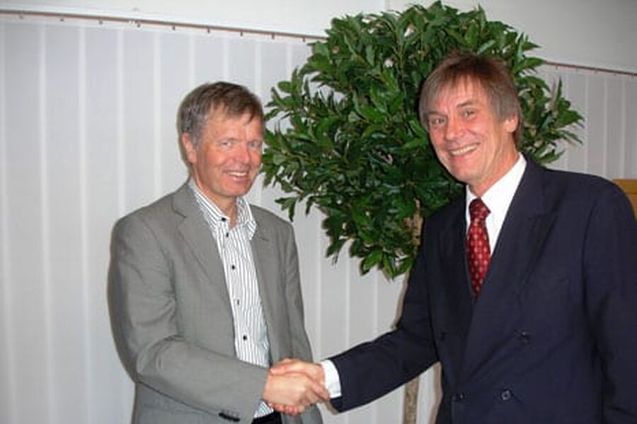 Bildet er hentet fra kontraktundertegnelsen mellom Wolfgang Dubois, Robert Bosch Norge AS, Gisle Aasland, IVT Naturvarme as og Andre in het Veld, Robert Bosch Termoteknikk i Tyskland.