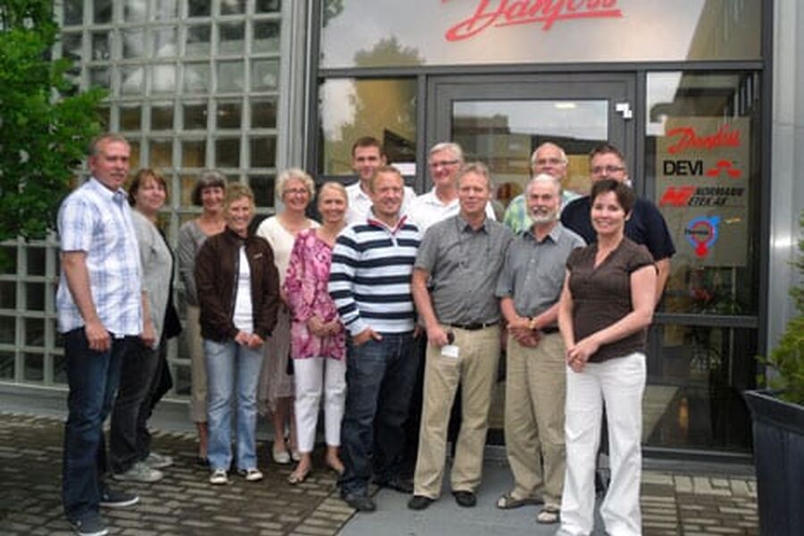 Her har vi alle medarbeiderne samlet foran inngangen i Vollebekkveien, klare til å betjene eksisterende og nye kunder.