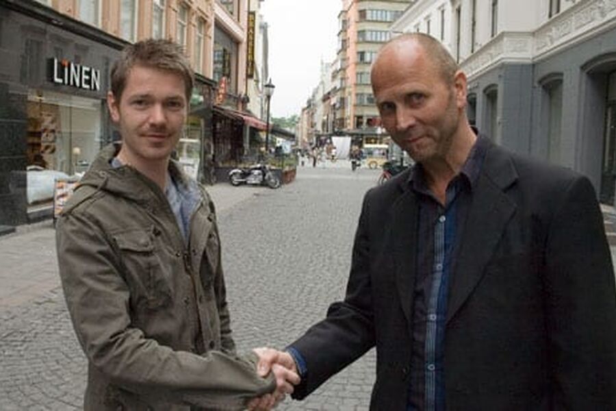 Klimarådgiver Anders Haug Larsen i Naturvernforbundet og daglig leder i Skarland Press, Tore Kristensen, står bak temautstillingen Oljefritorget.