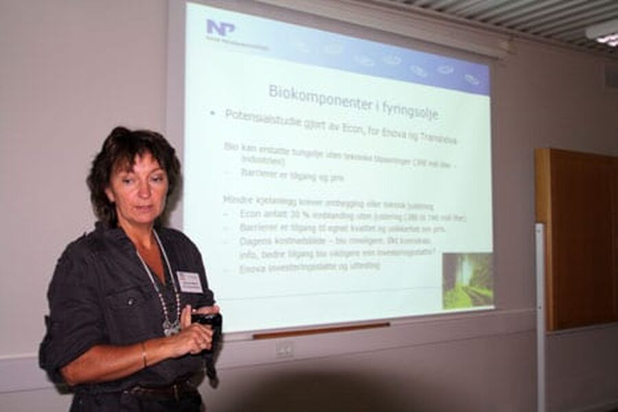 Generalsekretær i Norsk Petroleumsinstitutt, Inger-Lise M. Nøstvik og oljebransjen vil arbeide for mest mulig effektiv forbrenning av fossil energi og bidra med innblanding av fornybare komponenter i fyringsoljen. (Foto: Jon Henriksen)