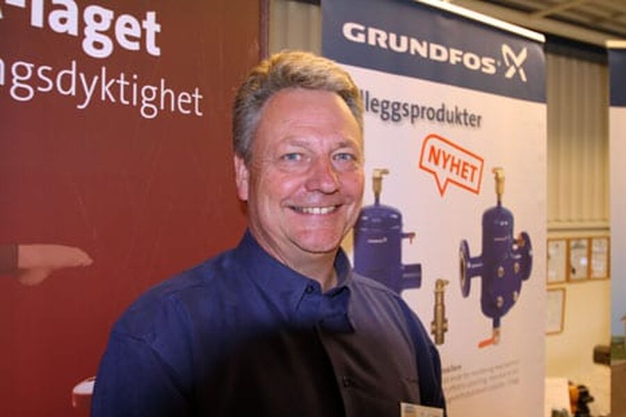 Niels Width hos Grundfos satser n på å økt salg av Alpha2 pumpene. Disse pumpene skal erstatte de gamle pumpene, slik at man får A-klasset pumper fremfor D-klassede pumper ut i markedet. Det er mye energi og penger å spare på å kjøpe inn de nye pumpene. (Foto: Jon Henriksen)