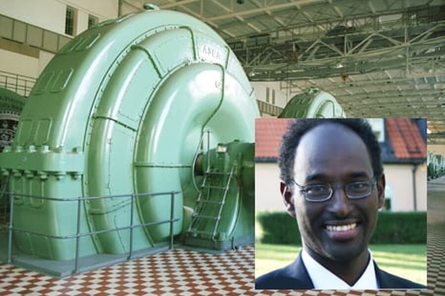Sugulle Abdirashiid jobber hos svenske Vattenfall i Sollenuna med elkvalitet og analyse som fagfelt. Han advarer ikke mot varmepumper, men ser ofte at installasjonen ikke er god nok. I bakgrunnen Vattenfalls elproduksjon i Olidan ved Gøtaelven. Foto: Vattenfall.