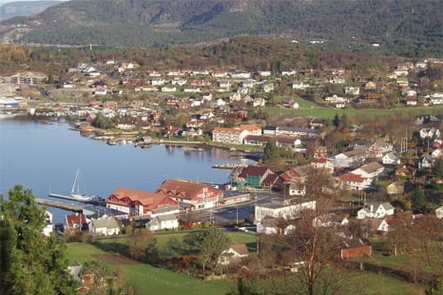 Fitjar sentrum sett fra Storhaugen. Foto: Wikipedia