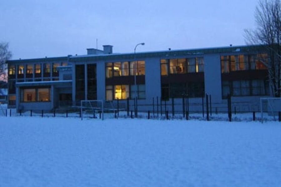 Trones skole har en bygningsmasse på totalt 5500 kvadratmeter med oppvarmet areal.