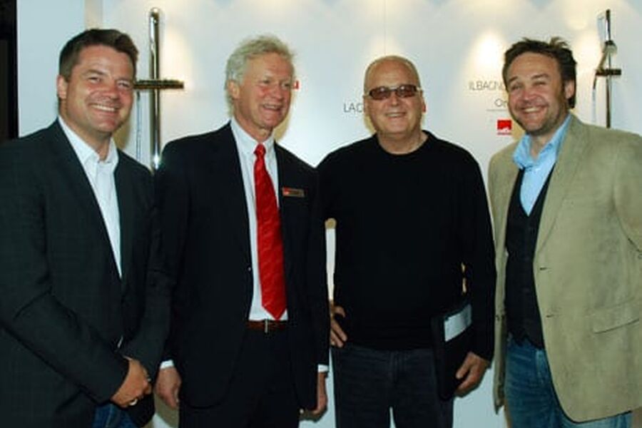 Det var meget gemyttlig under presentasjonen av Oras markedsledende berøringsfrie armaturer. Kjedeleder Knut Strand Jacobsen (Comfort), Norges-sjef Kaare Astrup (Oras), design-guru Albert Alessi og kjedeleder Frank Olsen fant tonen. (Foto: Jan H. Kalvik)