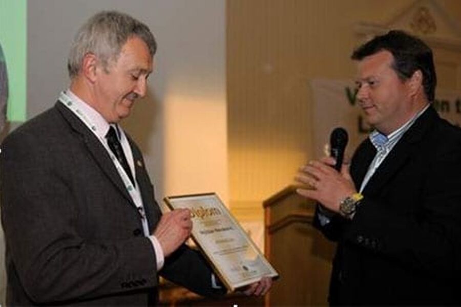 Professor Vojislav Novakovic fikk diplom av styreleder Hallstein Ødegård. Foto: Hilde Kari Nylund