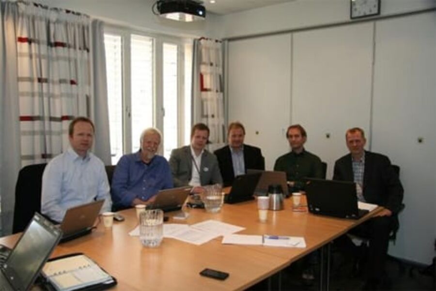 BIM-GUTTENE: Fra venstre: S. Anstein Skinnarland, leder for BIM-utvikling i Cowi, Kaare Kleven, prosjektdirektør i Sweco, Thor Ørjan Holt, BIM-ansvarlig i Multiconsult, Bård S. Hernes, divisjonsdirektør for informasjonsteknologi i Norconsult, Jo Ulltveit-Moe, divisjonsleder i Asplan Viak og avdelingsleder John Matland fra Rambøll. Foto: Joachim Seehusen/TU