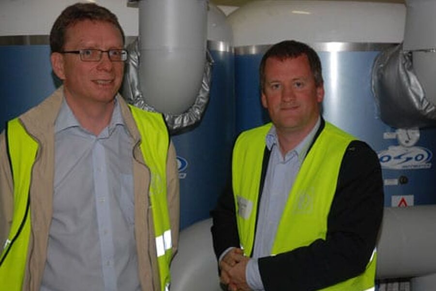 Daglig leder Tor Sveine i Nordisk Energikontroll og markedsjef Kjell Atle Nordaas i fyrrommet hos Brødrene Dahl på Langhus.