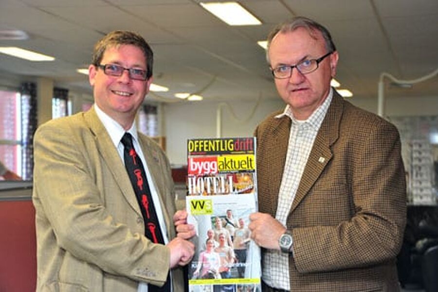Administrerende direktør Pål Engseth (t.v.) og redaksjonssjef Anton Granhus med de fire bladene som nå skal utgis av ByggfaktaDocu. (Foto: Geir Hasle, ByggfaktaDocu)