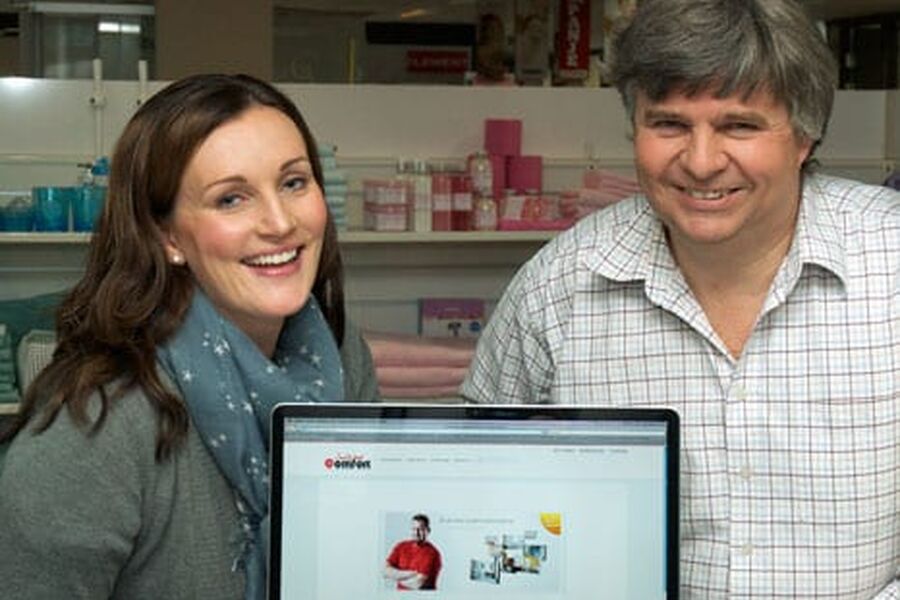 Markedssjef Einar Evje og markedskoordinator Kari Øgle Kjensberg gleder seg over de velfortjente prisene. Det er som det skal være at Norges mest erfarne rørleggerkjede også har den beste hjemmesiden. (Foto: Jan H. Kalvik)