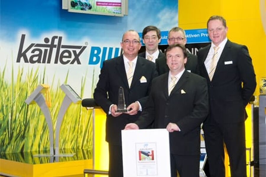 Fra presentasjonen av Kaiflex Blueco under Iso Wiesbaden den 21.-22. april. Fra fra venstre Georg Josef Kaimann (konsernsjef Kaimann Gmbh), Jørn Smith (salgsdirektør i Kaimann Nordic  Danmark), Kenneth Hedlund (salgsdirektør i Kaimann Nordic  Sverige) og Arne Schultz (nordisk direktør, Kaimann Nordic). I forgrunnen er produksjonssjef Ralf Springhof.