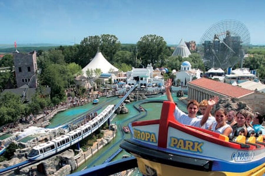 Europa-Park i Tyskland gir besøkende frisk luft ute og har spart mye energi på effektive ventilasjonsanlegg inne. Foto: Per Henriksen