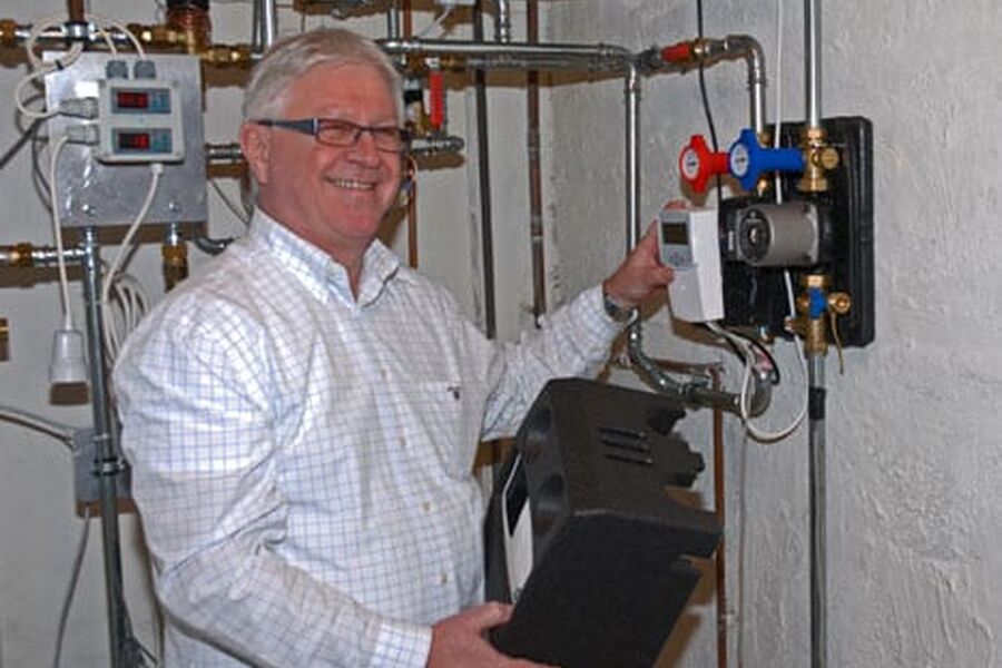 - Størst interesse har vi allikevel på større anlegg. Vi har forespørsler på kombinert varmepumpe og solvarmedrift på alt fra borettslag til svømmehaller, badeland og campingplasser sier adm.direktør Thore Sydtangen i CTC Ferrofil.