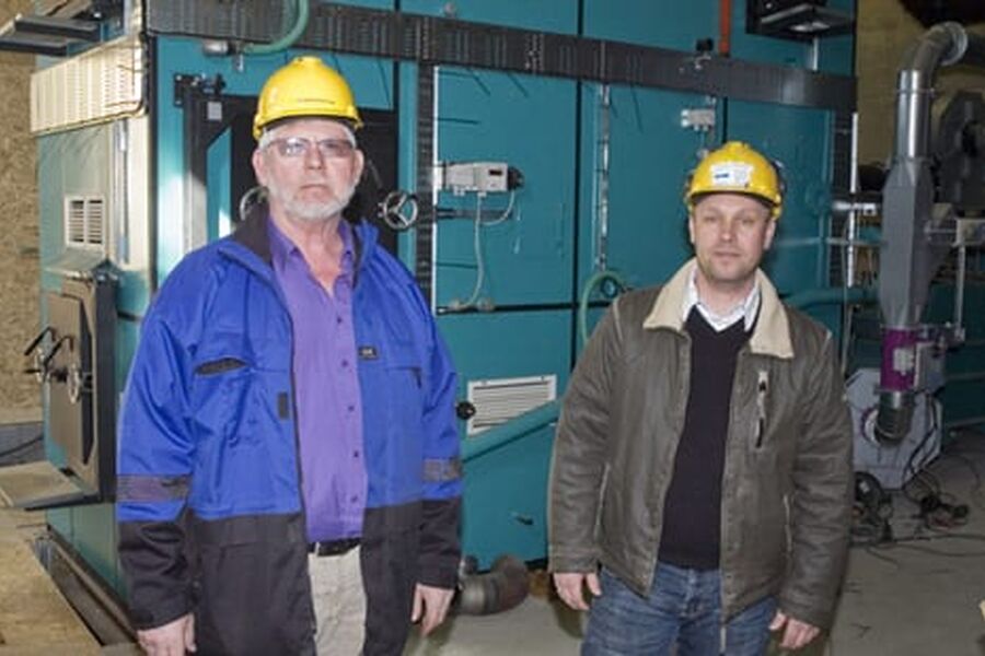  Denne ovnen kan brenne flis med opptil 60 graders fuktighet. Dermed slipper man en ekstra tørkeprosess og kan ta flis rett fra skogen, forteller Sigbjørn Bråtane og Glenn Lindland. Foto: Per Øyvind Nordberg, Gassmagasinet.