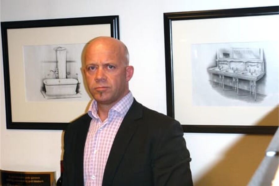 Administrerende direktør Helge Henriksen i Mercur VVS Entreprenør AS synes man skal innrømme feilene for å komme de økte vannlekkasjer til livs.