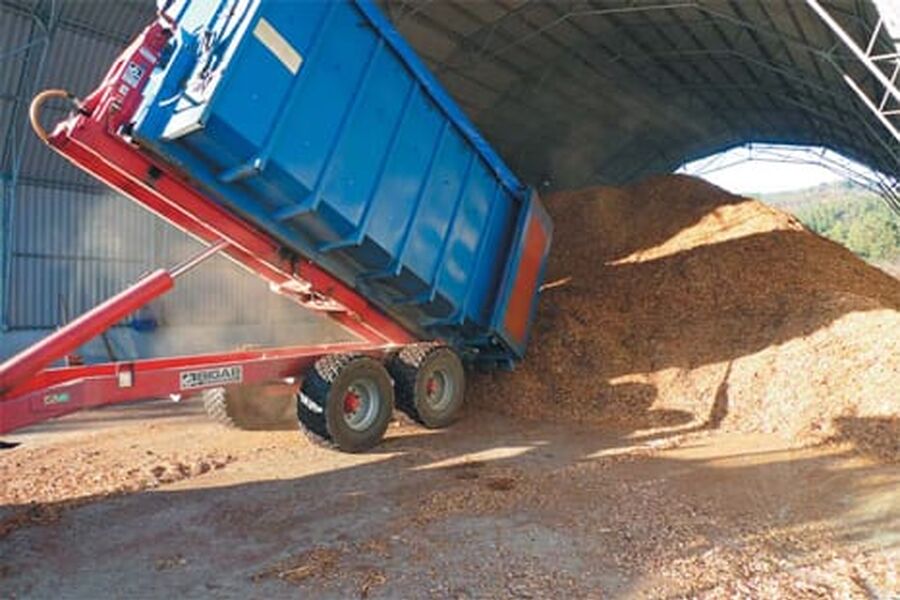 Ferdig tørket flis lagres under tak på flisterminalen til Årø bioenergi AS på Kleive i Møre og Romsdal. Foto: Eirik Nordhagen