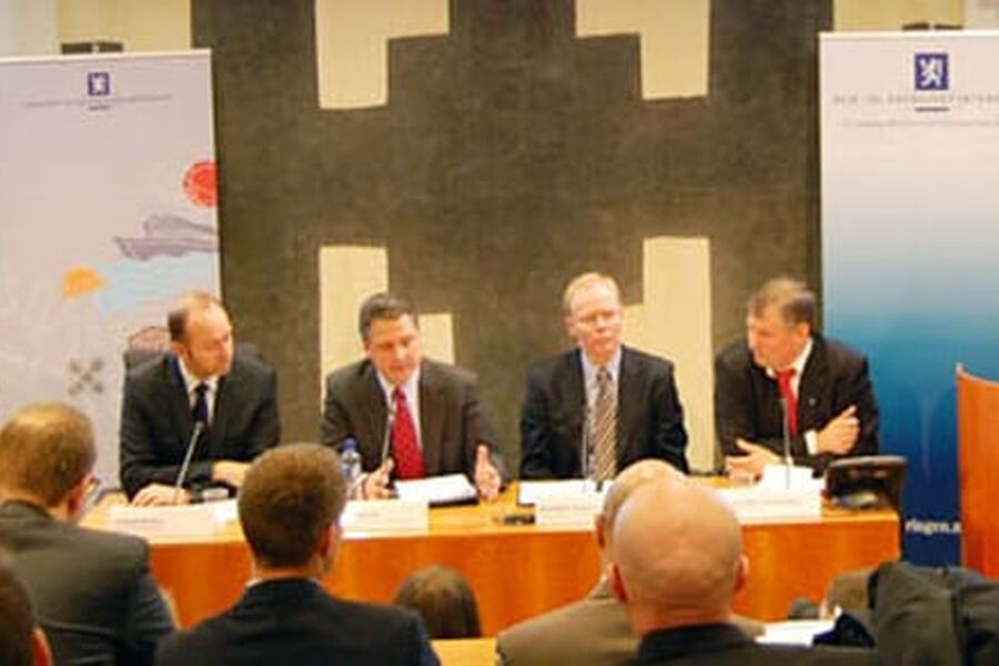 Olje- og energiminister Terje Riis-Johansen inviterete sammen med nærings- og handelsminister Trond Giske til pressekonferanse i forbindelse med en internasjonal storsatsning på teknologi- og næringsutvikling i Norge.