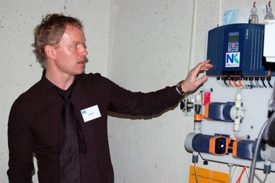 Jonas Berntzen forklarte entusiastisk hvordan et klordioksidanlegg fungerer i praksis.