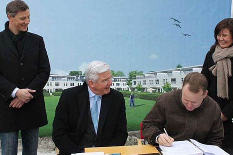 F.v. prosjektutvikler Emil Paaske, Veidekke Eiendom, Konsernsjef Terje R. Venold Veidekke ASA, administrerende direktør Morten Grongstad, Fornebu Utvikling og prosjektleder Rena Flåteteigen, Fornebu Utvikling. (Foto: Anne-Beth Jensen)