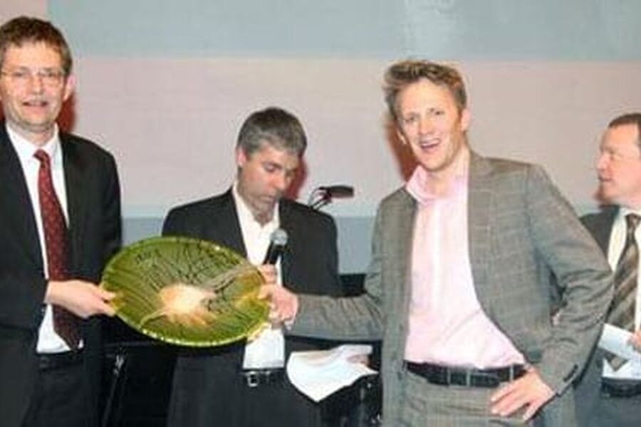 Fra prisutdelingen under Byggedagene: Prisvinnerene Per Jæger(t.v.) og Jøns Sjøgren med trofeet. Bak fra venstre styreleder i buildingSMART Norge, Trond Valeur og Steen Sunesen, daglig leder i buildingSMART Norge. (Foto: Byggeindustrien)