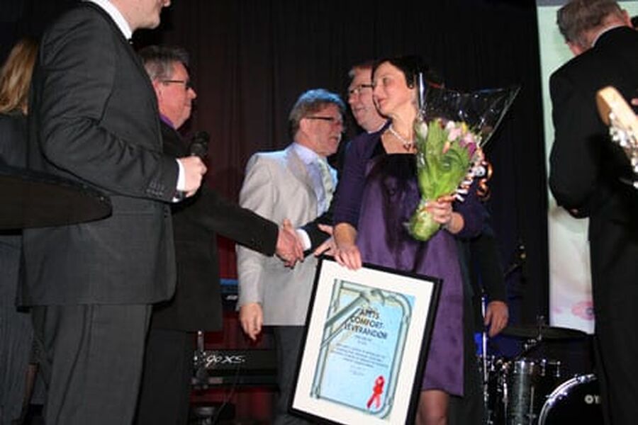 Det var stor stemning på scenen da Linn Bad presterte å bli valgt som årets leverandør for andre år på rad. Dette er et valg som foretas av comfortørene selv, og utmerkelsen henger svært høyt. Sentralt i bildet, med blomster  daglig leder Ragnhild Årestrup Larsen, Linn Bad.