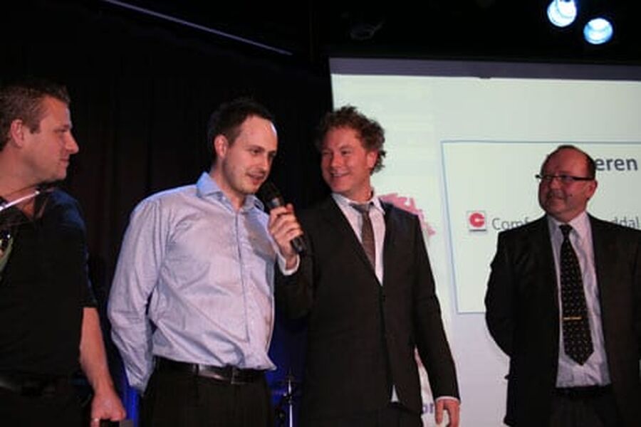 Andersen Hansen fra Arve Hagen, konferansier Geir Nilsen og regionsjef Halvard Brækstad fra Comfort-Kjeden Valget av Comfort Brumunddal Arve Hagen AS til Årets Comfort-butikk vakte stor begeistring. Fra venstre: Jørgen.og Cato