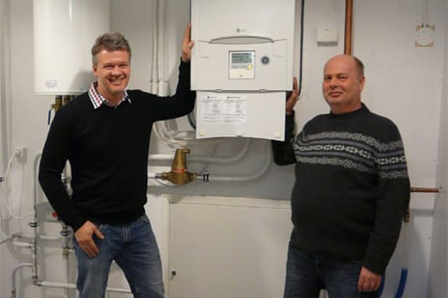 Fornøyde i Kristiansand: Når lavt energibruk nå benyttes i salgsannonser er det et stort fremskritt, sier Ronny Kolstad (til venstre), salgssjef AWHP (luft/vann)og Rune Ågedal, salgstekniker AWHP (luft/vann)hos Bauer Energi. Bilde er tatt i teknisk rom for vannbåren varme i vårt nye bygg i Kristiansand.
