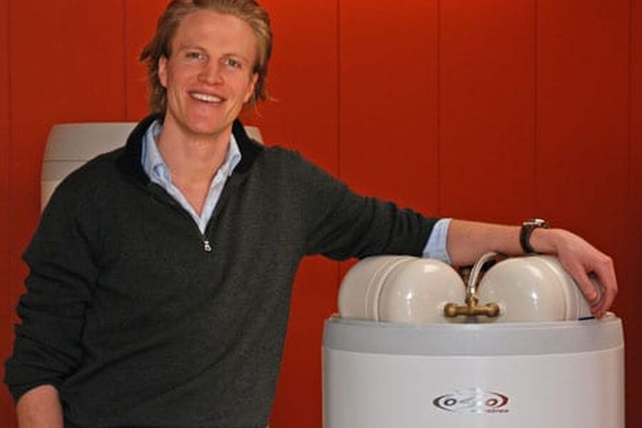 Sigurd Braathen med et nytt produkt, en bereder med innebygget ekspansjonskar. Dette produktet gjør det enkelt for rørleggeren og er mest aktuelt der det er vannmålere.