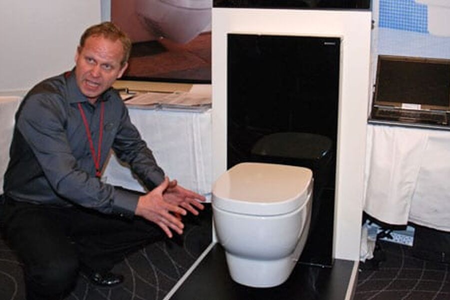 Arvid Aalen demonstrerer Geberits verdensnyhet under Comforts avspark tirsdag 16. februar.