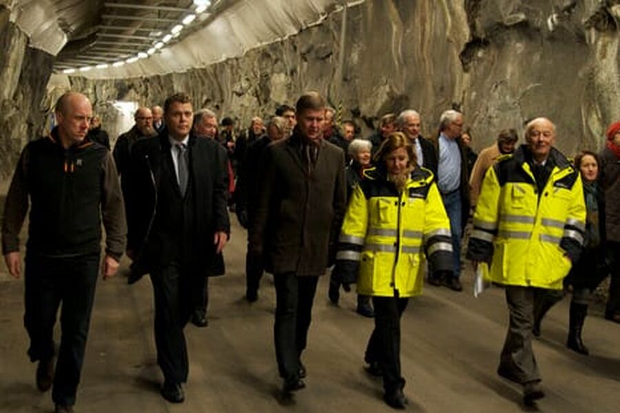 På vei inn i anlegget. Fra venstre Ola Toftdahl, direktør Bekkelaget Vann, byråd byråd for miljø og samferdsel; Jøran Kallmyr, miljøvernminister Erik Solheim, direktør Eli Grimsby og prosjektleder Ole Jakob Johansen, begge Vann- og avløpsetaten.